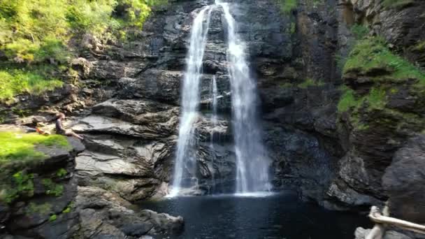 Aerial Cascading Waters Smoky Falls Glen Douchary Male Setting Rock — 비디오