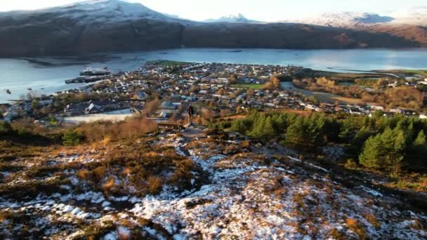 Adulto Encaramado Suelo Cubierto Nieve Con Vistas Ciudad Ullapool Paralaje — Vídeo de stock