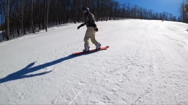 Umiejętne Regularne Jazdy Łyżwach Śnieżnych Snowboarding Płynnie Dół — Wideo stockowe