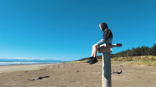 Slow Motion Zooma Utsikt Över Pojken Sitter Stolpe Woodend Beach — Stockvideo