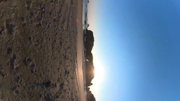 夕日としてバンドンビーチの海の洞窟のモバイルショット — ストック動画