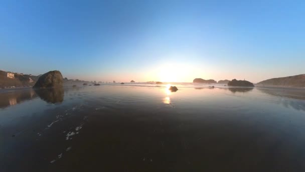 黄金の光の中で日没時にバンドンビーチの上の広角パン — ストック動画