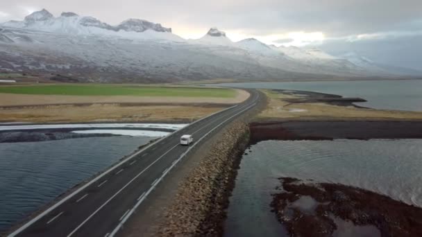 未確認の車の運転でアイスランドの道路風景 — ストック動画