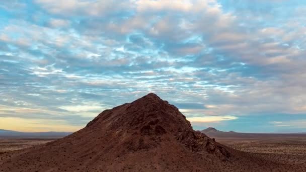 莫哈韦沙漠中一个孤独的臀部在五彩缤纷的落日下的动态轨道飞行超驰 — 图库视频影像