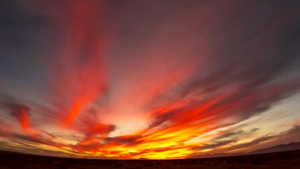 在黎明前的天空中 五彩斑斓的云朵 然后是莫哈韦沙漠上空金色的日出 广角的时间消逝了 — 图库视频影像