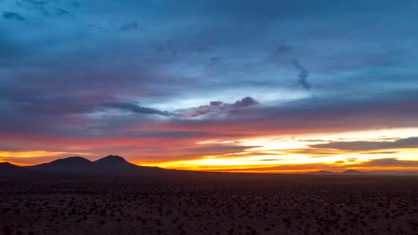 Hiper Lapso Aéreo Deslizante Sobre Desierto Mojave Con Montañas Escarpadas — Vídeos de Stock