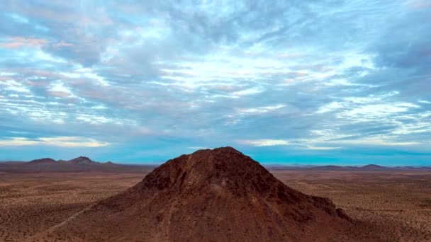 Uma Montanha Vulcânica Forma Cone Butte Deserto Mojave Com Nuvens — Vídeo de Stock