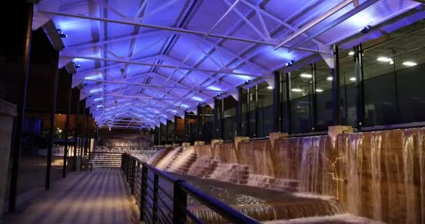 Şelaleler Durham Şehir Merkezinde Kuzey Carolina Akşam Vakti Mor Işıklarla — Stok video