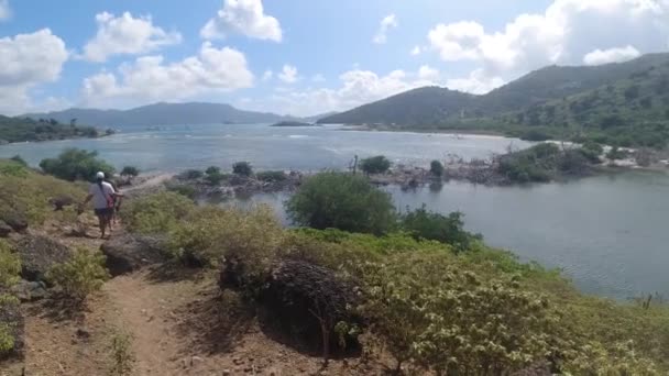 Wanderer Auf Dem Rückweg Vom Sprudelnden Pool Auf Der Insel — Stockvideo