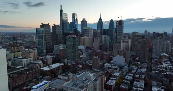 Strzał Powietrza Pokazuje Panoramę Filadelfii Świcie Wczesnym Rankiem Dramatyczny Widok — Wideo stockowe