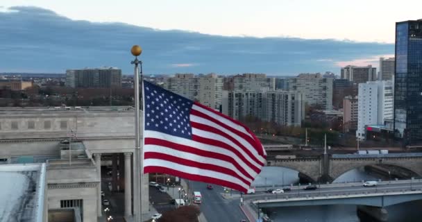 Amerikansk Flagga Urban Amerikansk Stad Gryning Skymning Svagt Ljus Skott — Stockvideo