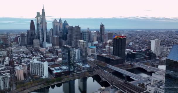 Toma Aérea Del Horizonte Filadelfia Río Schuylkill Puentes Drone Vista — Vídeos de Stock