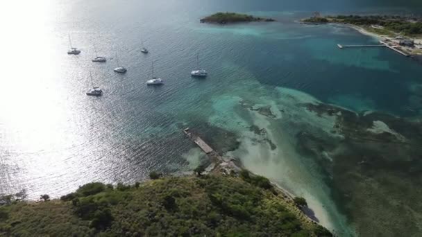 Aeronaves Descendiendo Veleros Puerto Cerca Del Tabú Foxy Las Islas — Vídeos de Stock