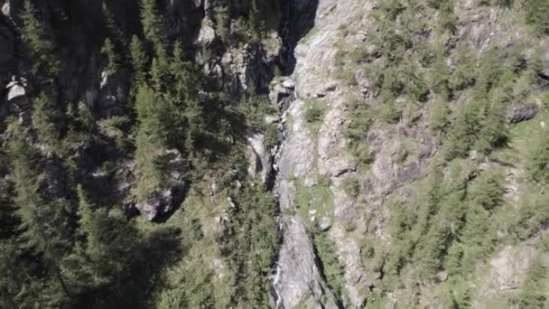 Vliegtuig Video Met Omgekeerde Beschrijving Met Drone Vliegen Een Waterval — Stockvideo