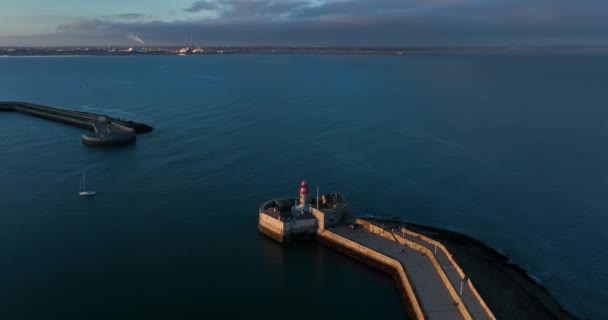 Laoghaire Harbour Dublino Irlanda Dicembre 2021 Drone Orbita Intorno Faro — Video Stock