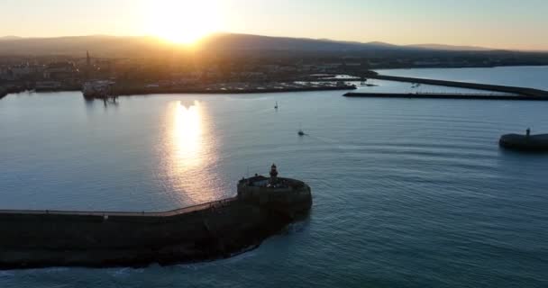 Laoghaire Harbour Dublín Irlanda Diciembre 2021 Drone Orbita Faro East — Vídeos de Stock