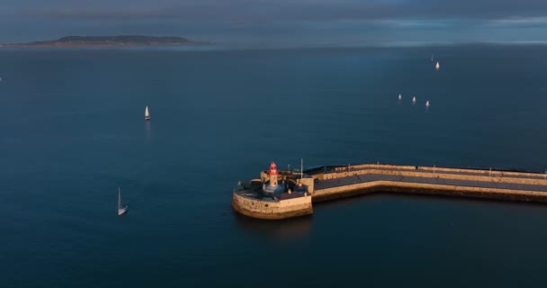 アイルランドのダブリンにあるDn Laoghaire港 2021年12月ドローン 南西から東桟橋灯台を周回しながら より高い高度に上昇 — ストック動画