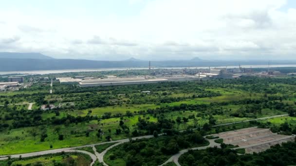 Die Nigerianische Landschaft Und Der Unternehmenskomplex Ajaokuta Steel Fluss Luftaufnahme — Stockvideo