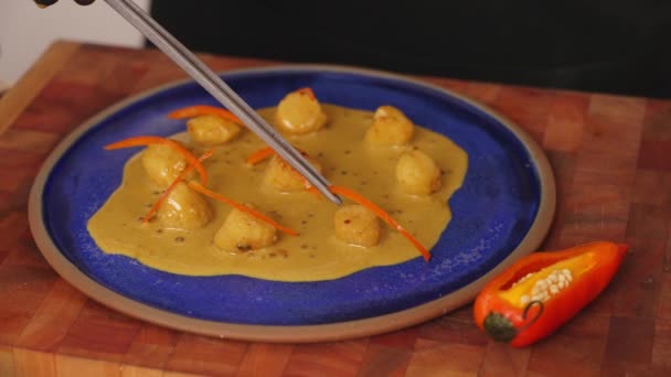 Chef Talentueux Garnissant Plat Pétoncles Fruits Mer Curry Jaune Avec — Video