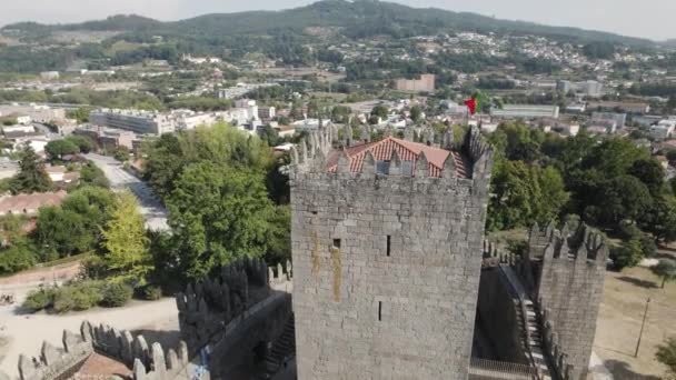 Bandeira Portuguesa Batendo Torre Castelo Medieval Guimarães Drone Pan — Vídeo de Stock