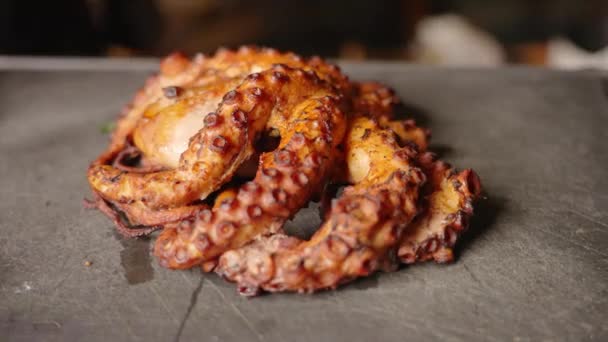 Cinematic Slow Motion Tracking Shot Capture Perfectly Grilled Seared Octopus — Stok Video