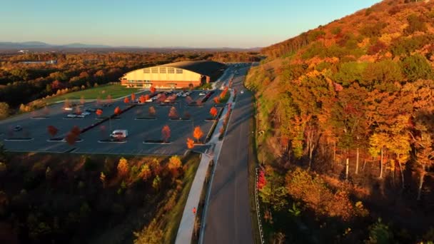 Colorida Ladera Montaña Follaje Otoño Hora Mágica Disparo Aéreo Establecimiento — Vídeo de stock