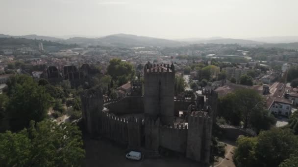 Низкий Полет Беспилотников Над Средневековым Замком Гимарас Португалия — стоковое видео