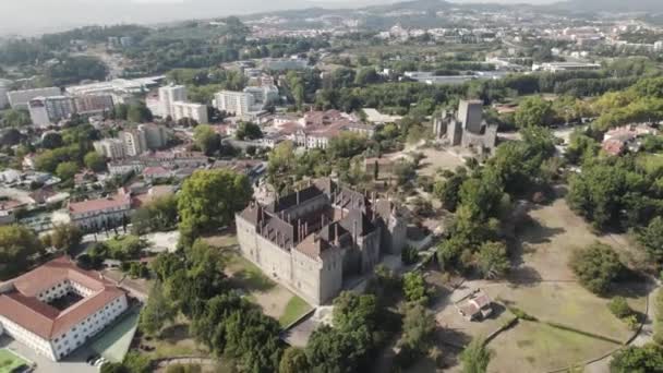 Penerbangan Drone Atas Istana Abad Pertengahan Adipati Braganza Guimaraes — Stok Video