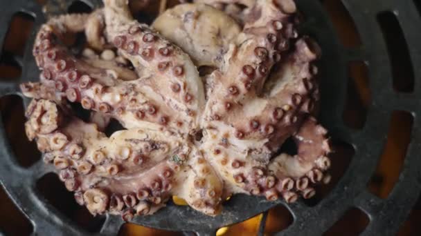 Grabación Rotatoria Arriba Hacia Abajo Cinematográfica Pulpo Cocinado Sobre Una — Vídeos de Stock