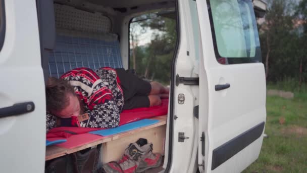 Norweski Facet Śpiący Kamperze Pobliżu Gór Ciągu Dnia Statyczne — Wideo stockowe