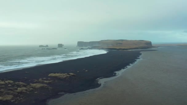 Mystiskt Landskap Reynisfjara Svart Sandstrand Drönarbild Islands Kust — Stockvideo