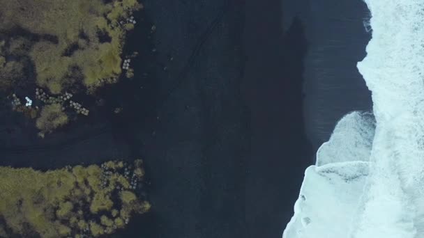 Drohnenblick Auf Schwarzen Sandstrand Island Oben Aufsteigender Schuss Zeitlupe — Stockvideo