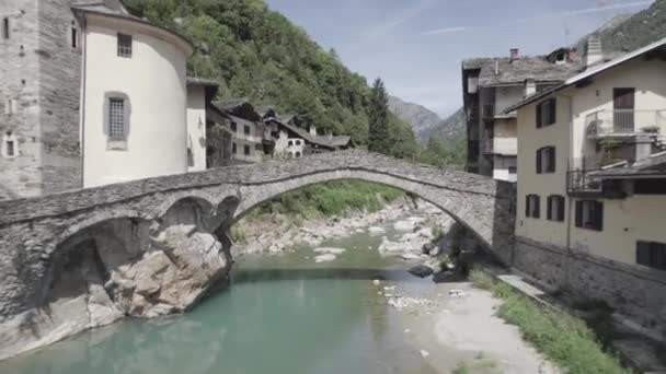 Video Vuelo Con Drone Pasando Por Bajo Punto Acabando Con — Vídeo de stock