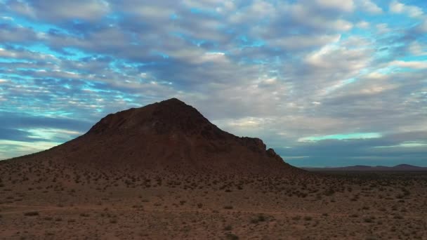 Vista Aérea Orbitando Butte Solitário Deserto Mojave Com Céu Colorido — Vídeo de Stock