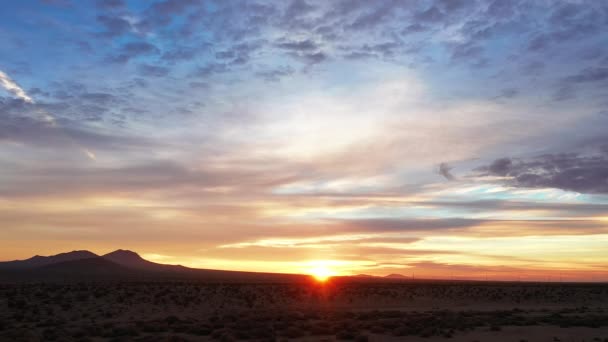 Coucher Soleil Doré Dans Désert Mojave Avec Ciel Remarquablement Coloré — Video