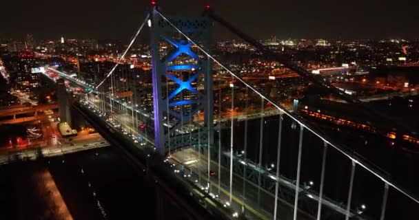Geceleri Ben Franklin Köprüsü Akşam Karanlığında Trafik Vardı Delaware Nehri — Stok video
