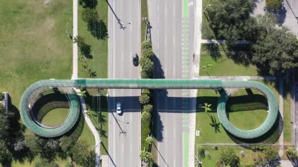 Vedere Aeriană Direct Peste Pasarelă Pietonală Care Traversează Autostradă Șase — Videoclip de stoc