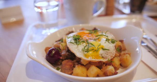 피아트 스웨덴어 Pittipanna Bowl 스웨덴에서 감자와 계란을 곁들인 요리이다 가까이 — 비디오