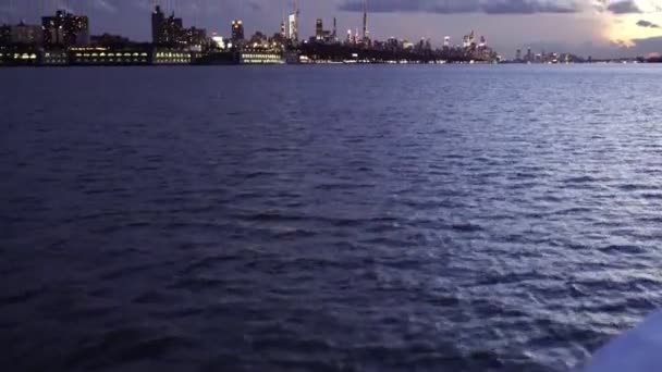 Tilting Shot Skyline New York City Evening Time Hudson River — Video