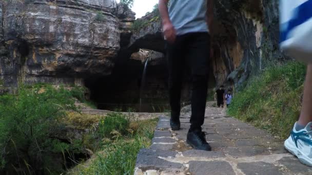 Mensen Wandelen Libanon Mountain Trail Tannourine Met Baatara Kloof Waterval — Stockvideo