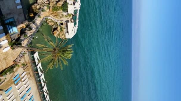 Colpo Verticale Oceano Sereno Nella Destinazione Lusso Bourj Fidar Resort — Video Stock