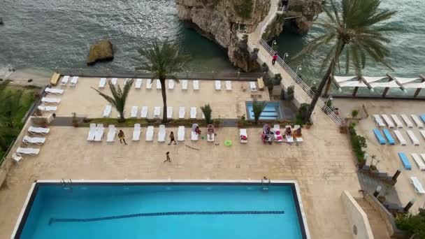 Urlauber Auf Den Lounges Privatpool Des Bourj Fidar Resorts Jbeil — Stockvideo