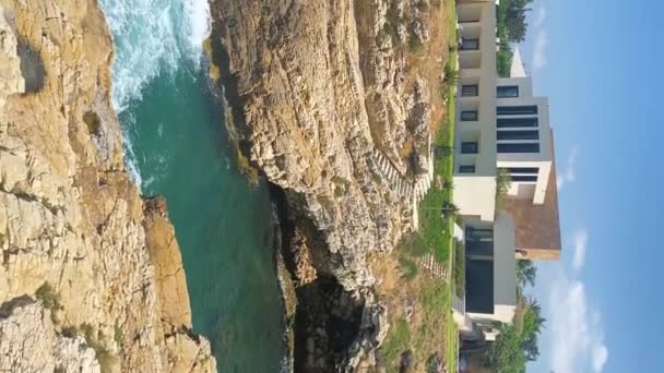 Vertical Shot Rocky Shoreline Luxury Residence Fidar Beach House Jbeil — Vídeo de Stock