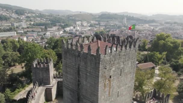 Torre Vigia Órbita Aérea Guimarães Castelo Medieval Edifícios Cidade Fundo — Vídeo de Stock