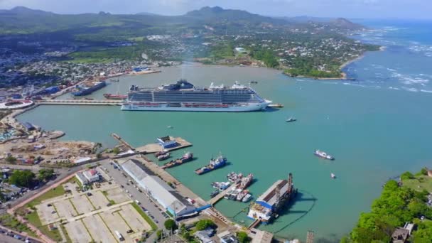 Luksusowy Statek Wycieczkowy Dokowany Porcie Puerto Plata Taino Bay Karaiby — Wideo stockowe