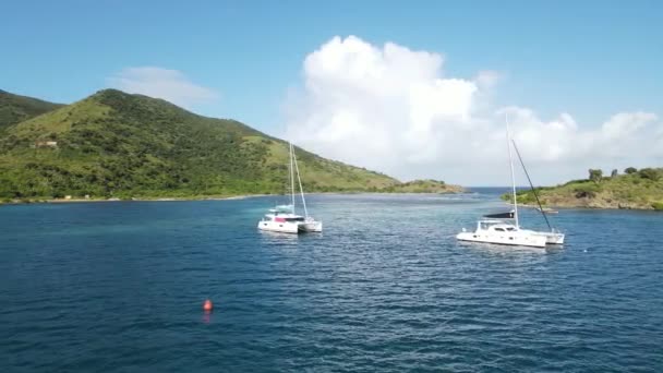 フォクシーズ タブー近くのダイヤモンド ケイのカタマランヨット イギリス領バージン諸島の美しい海とヨット 美しい一日 — ストック動画