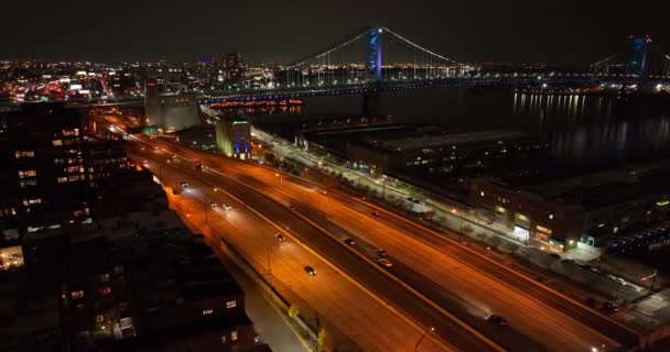 夜の車のトラフィックの航空 橋の距離です 交通機関の旅のテーマ 夜の車のヘッドライト — ストック動画