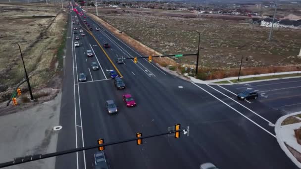 Luftaufnahme Von Fahrzeugen Trafiic Bei Licht Über Redwood Road Street — Stockvideo