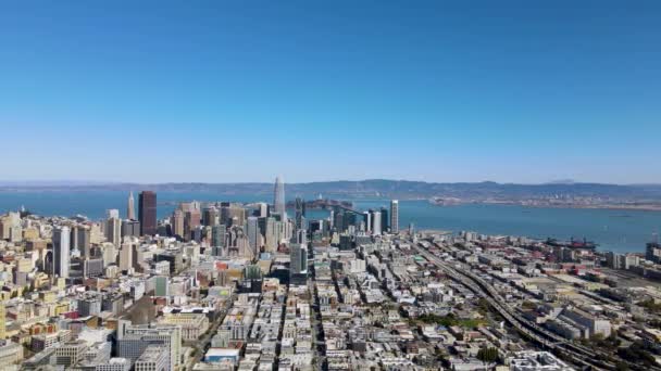 Luftfoto San Franciscos Skyline Med Bugtbro Hav Bjerge Baggrunden Drone – Stock-video