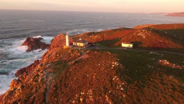 Raue Meereswellen Treffen Auf Felsige Küste Mit Leuchtturmkomplex Der Spitze — Stockvideo